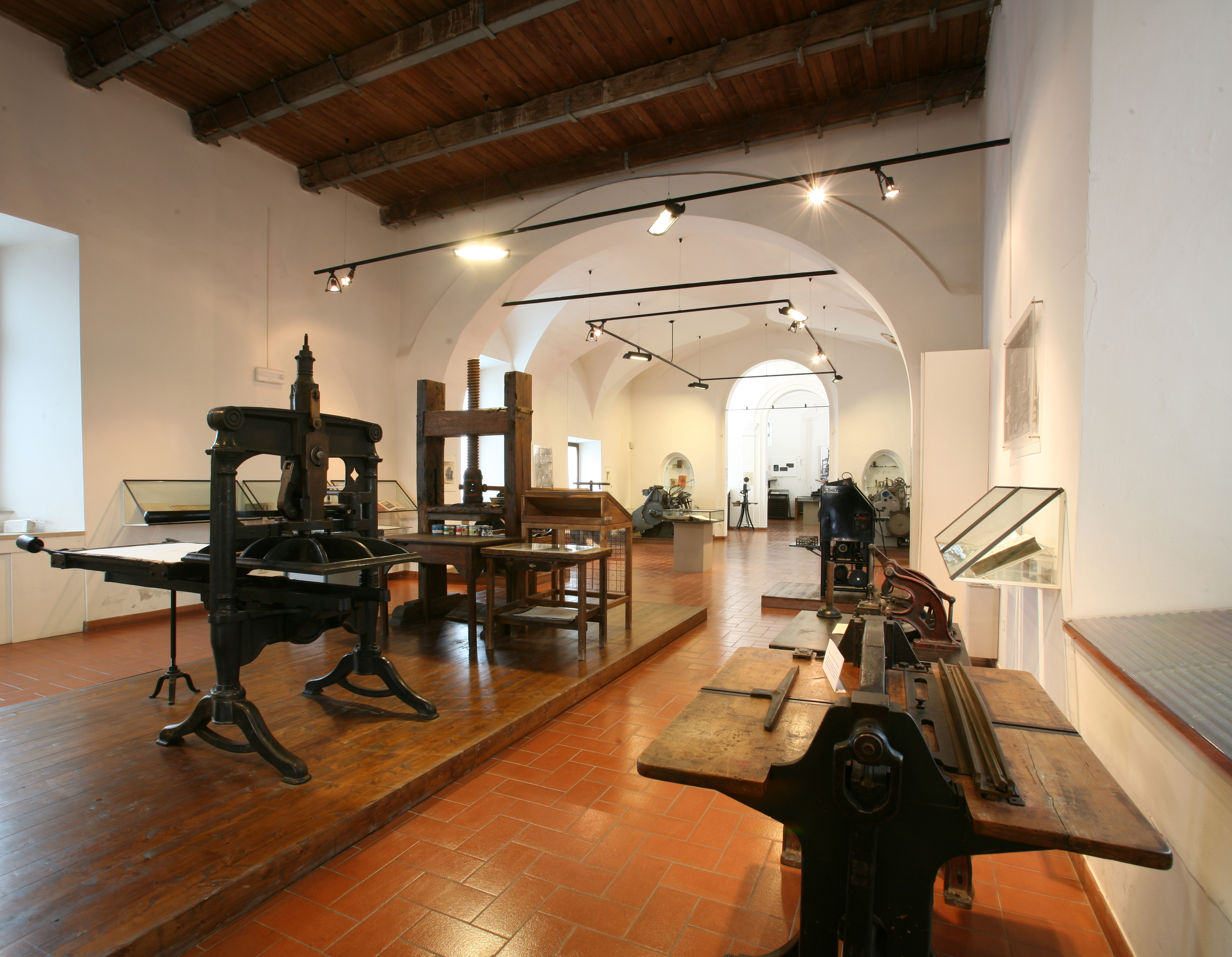 Sala espositiva con torchi per la stampa Sala espositiva con torchi per la stampa