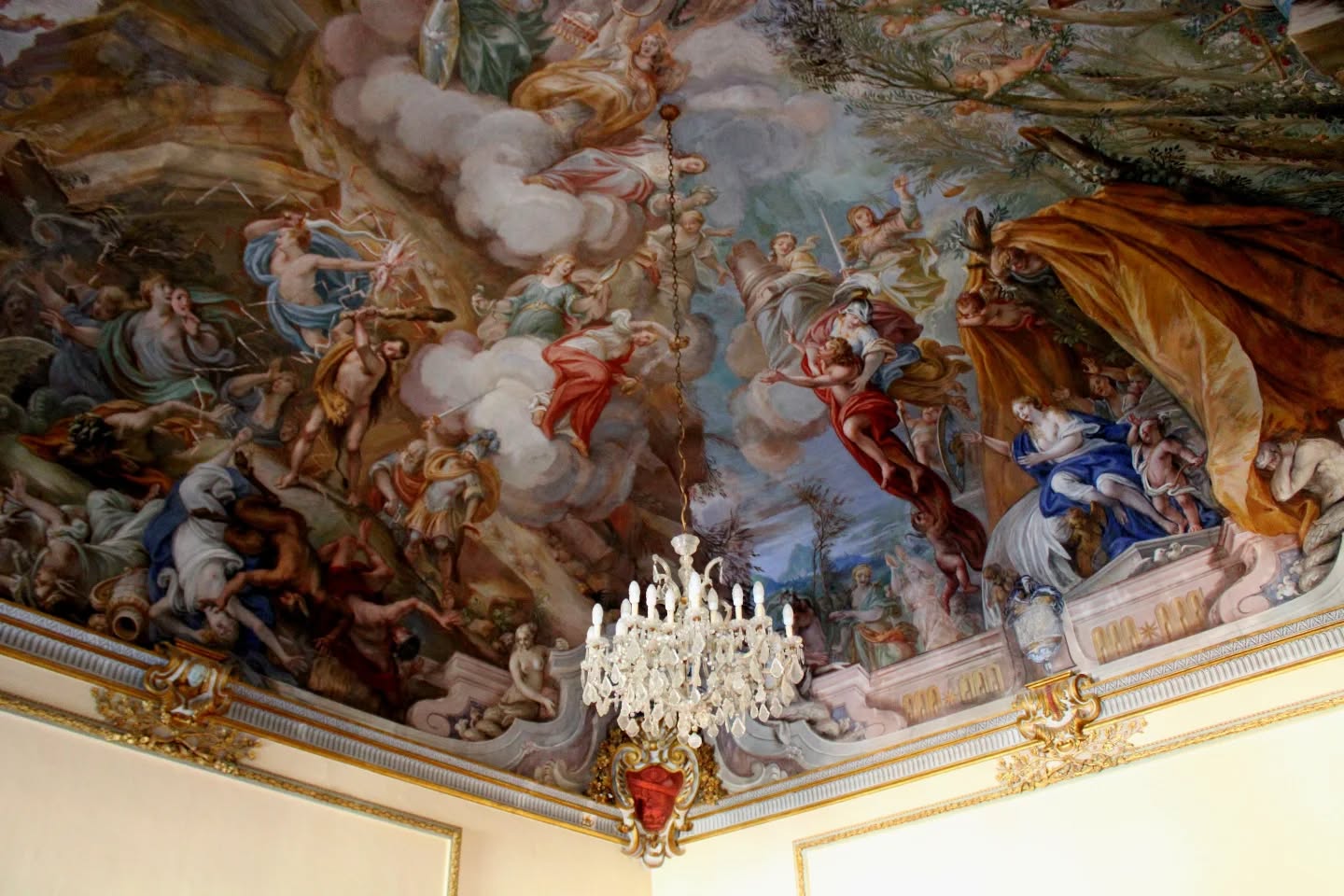 Un soffitto affrescato del Palazzo Un soffitto affrescato del Palazzo