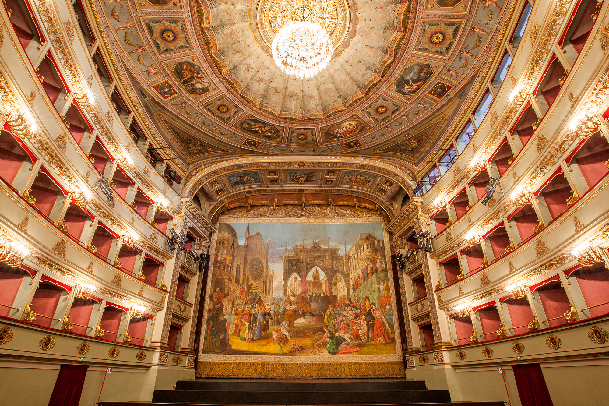 Palcoscenico e palchi del teatro Palcoscenico e palchi del teatro