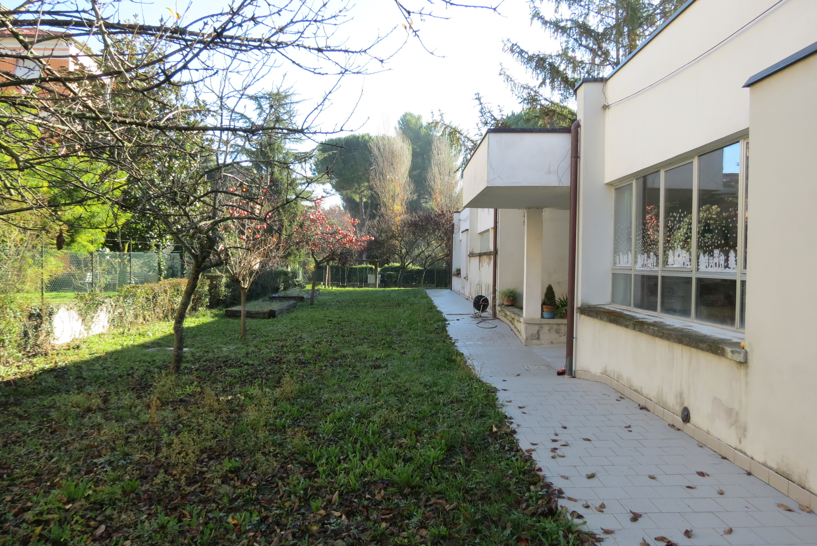 Cortile e ingresso della scuola