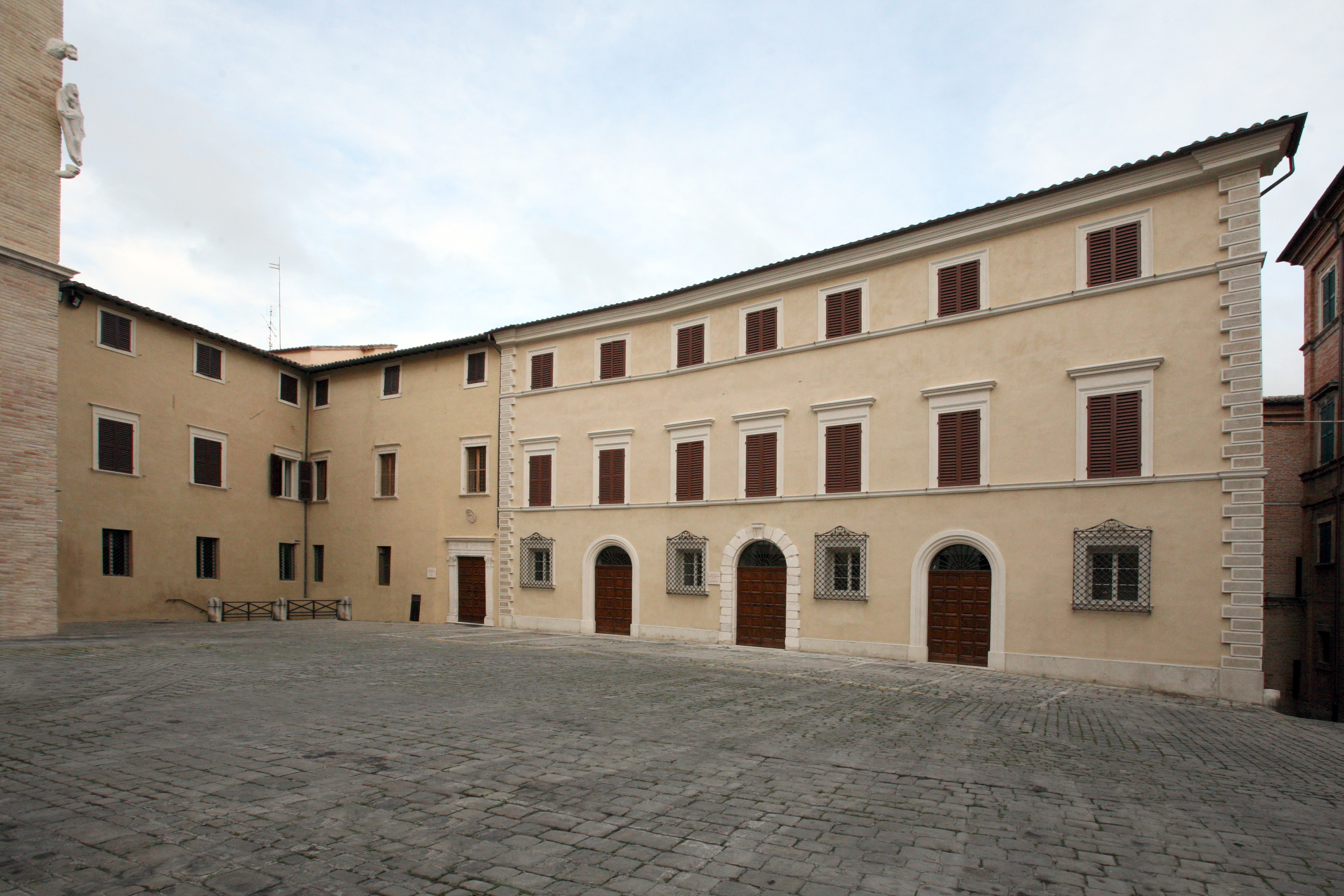 Una foto di Piazza Colocci con in primo piano Palazzo Bisaccioni Una foto di Piazza Colocci con in primo piano Palazzo Bisaccioni