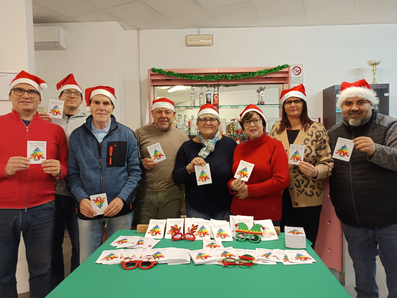 ll Comitato Paradiso augura Buon Natale e un felice 2025. Da sinistra: Giovanni Forconi, Paolo Liuti, Sauro Brecciaroli, Roberto Tiberi, Laura Veroli, Donatella Novello, Antonella Bellagamba, Luca Sabbatini. Assenti: Marco Cesarini , Michele Caimmi. I componenti